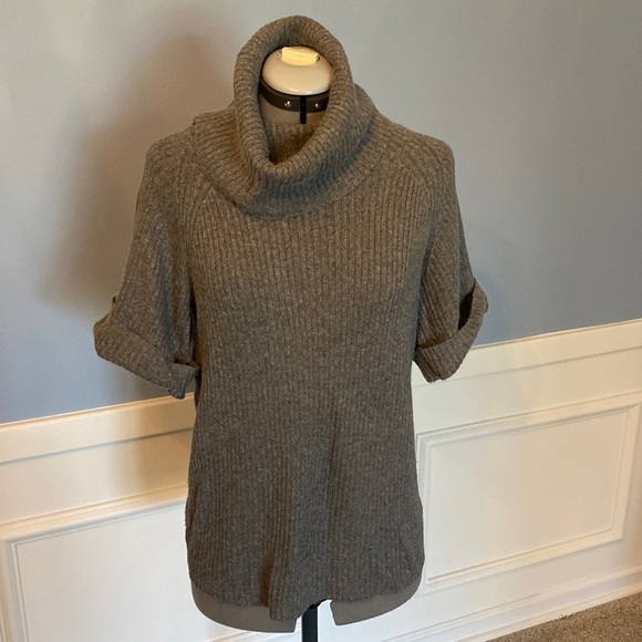 Loft Short Sleeved Turtleneck Sweater Gray EUC Size XS - Picture 1 of 6